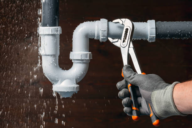 Professional Emergency Plumber technician working in Lincoln, IL